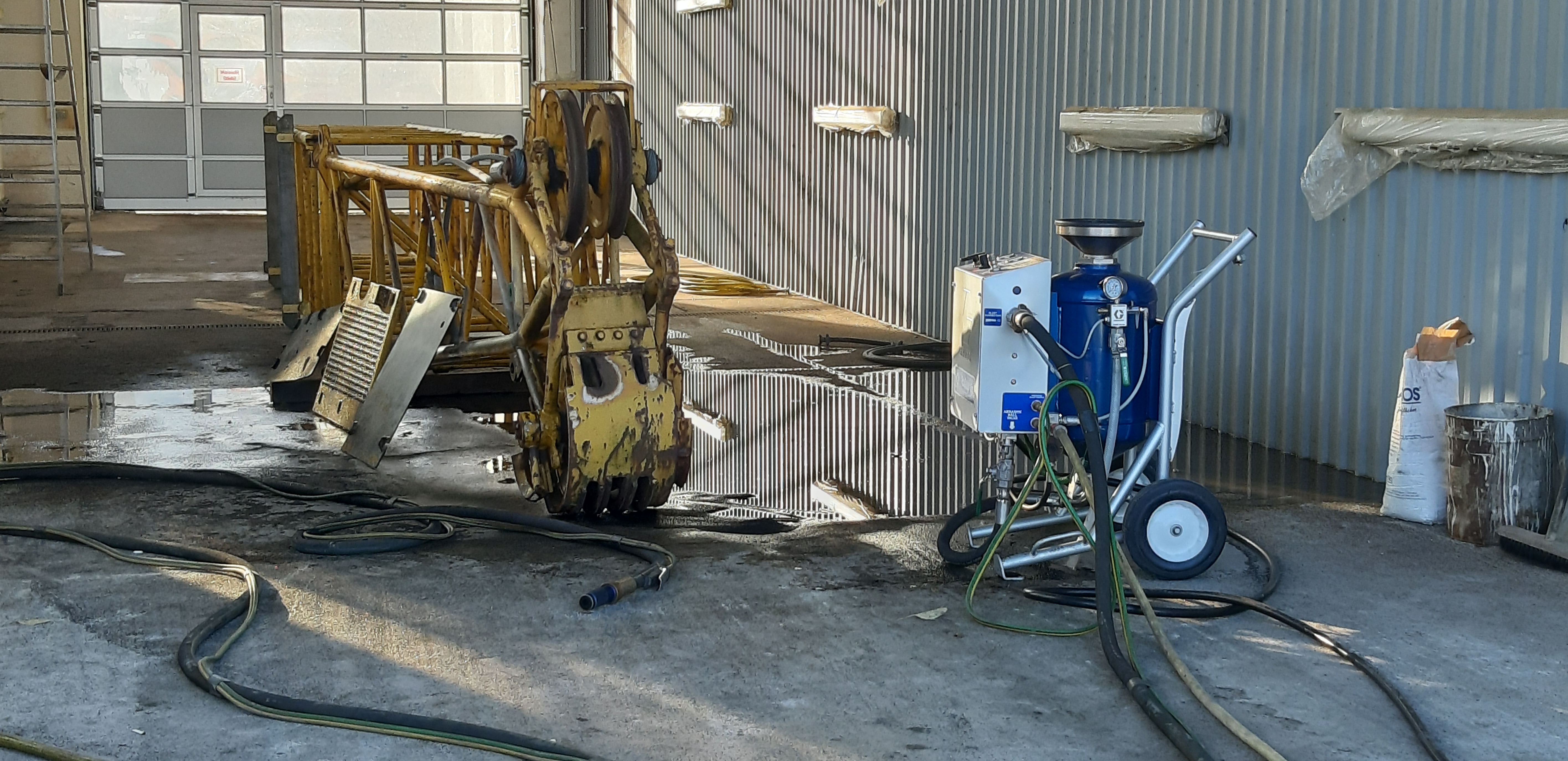 EcoQuip Graco Mobile Ausrüstung für Feuchtstrahlverfahren Kompakte, tragbare Ausrüstung für Strahlverfahren, Nassstrahlverfahren auf Wasserbasis, Feuchtstrahlverfahren mit verschiedenen Materialien, Feuchtstrahl-Geräte, Entfernen von Beschichtungen und Lacken, Betoninstandsetzung und Restaurierung, Reinigung von Betonoberflächen